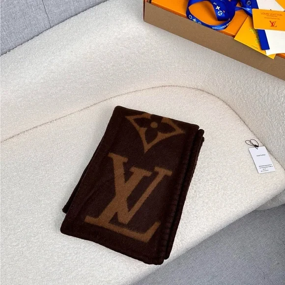 LV Elegant Brown and Tan Scarf - Picture 6 of 7